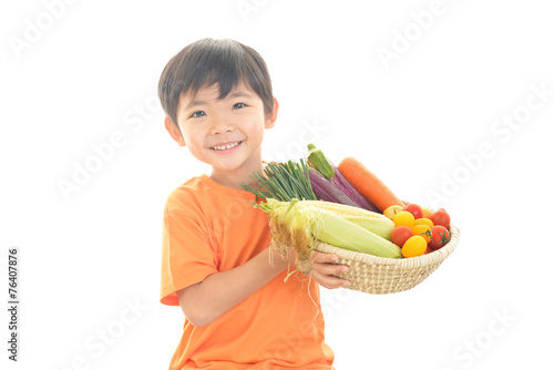 野菜を持つ男の子
