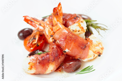 Shrimps with bacon, olives and rosemary