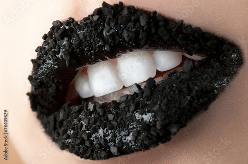 Чёрные губы с углём