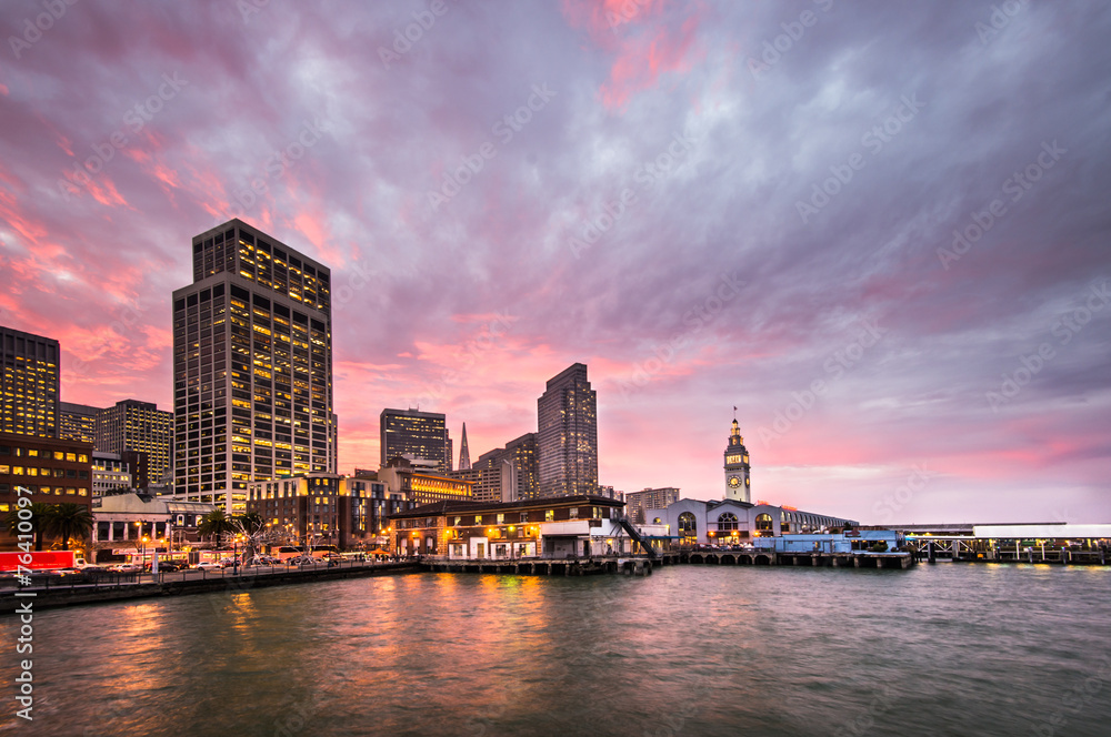 Obraz premium Beautiful view of business center in downtown San Francisco at s
