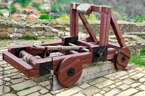 Fotografia Old catapult in Tsarevets fortress,  Bulgaria, Veliko Tarnovo