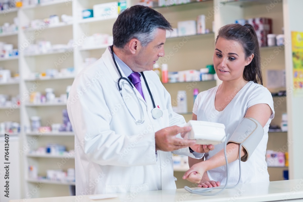 Obraz premium Pharmacist and patient speaking about blood pressure