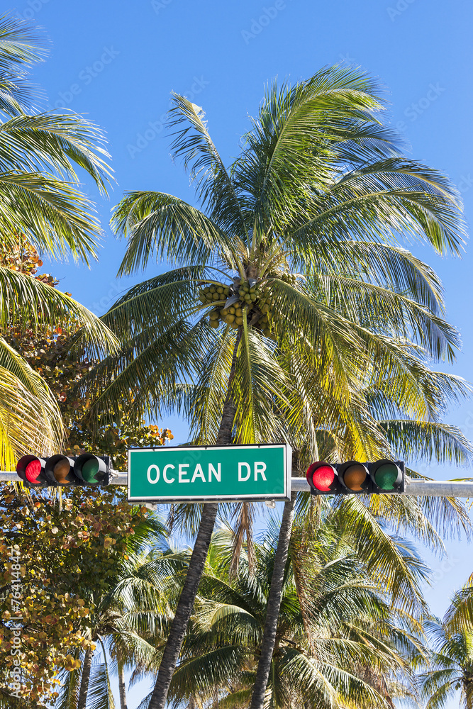 Naklejka premium Famous Ocean Drive street sign