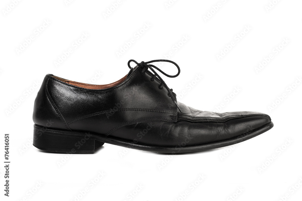 Zapatos negros de hombre de vestir clásico con cordones sobre un fondo  blanco liso y aislado. Vista de frente y de cerca. Copy space foto de Stock