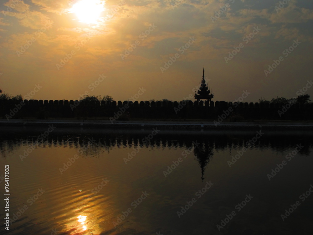 Fototapeta premium Sunrise at U bein bridge, mandalay, myanmar