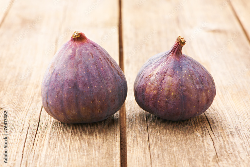 Fototapeta premium Fresh figs on wooden table
