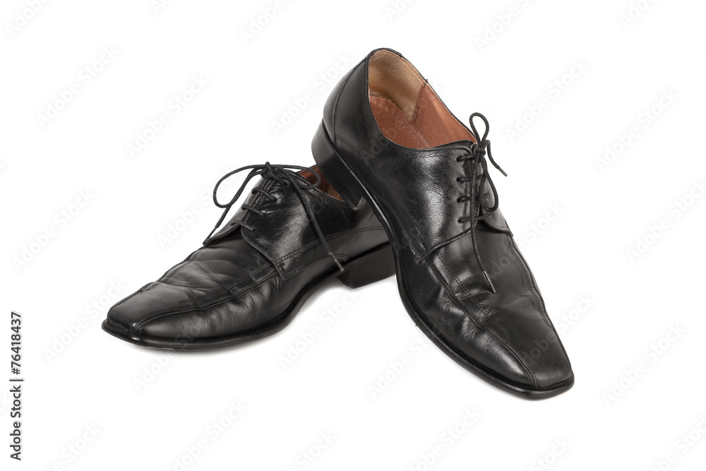 Zapato negros de vestir clásicos de hombre sobre fondo blanco aislado