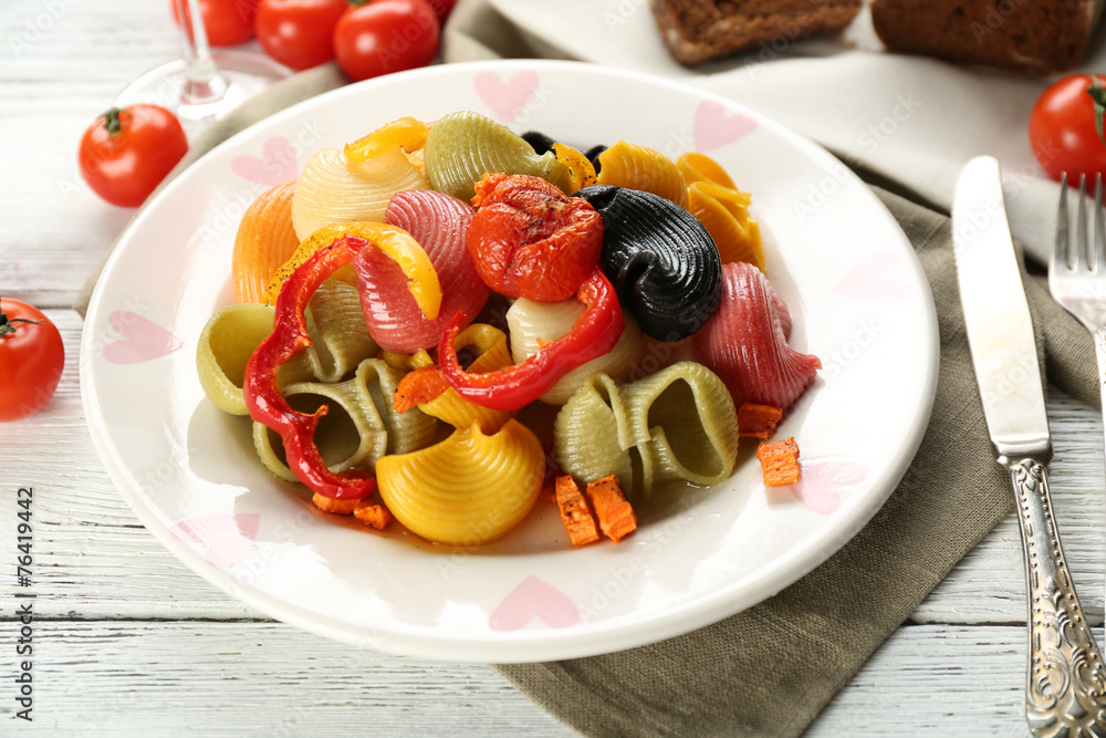 Pasta salad with pepper, carrot and tomatoes