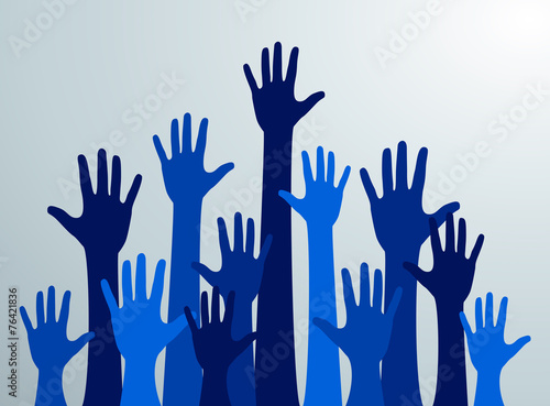Siluetas de manos azules levantadas hacia el cielo. Multitud