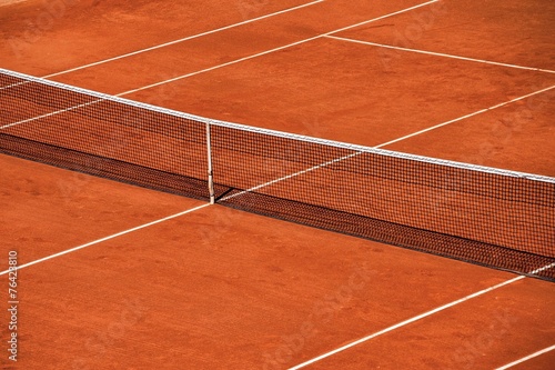 Terrain de tennis et balle jaune  © Alexi Tauzin
