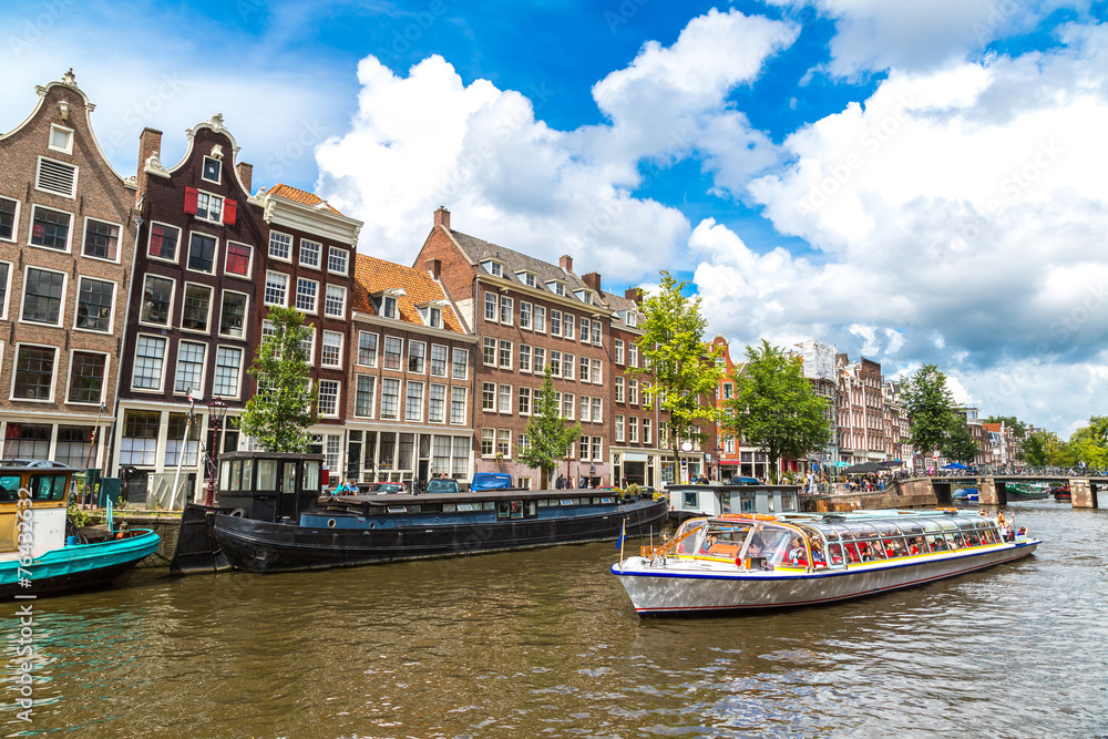 Naklejka premium Amsterdam canals and boats, Holland, Netherlands.