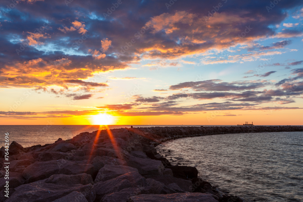 Obraz premium Sunset over breakwater