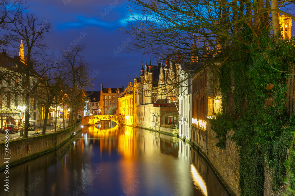 Naklejka premium Night cityscape with a tower Belfort and the Green canal in Brug