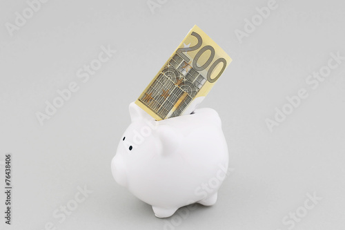 Sparschwein mit 200 Euro Schein