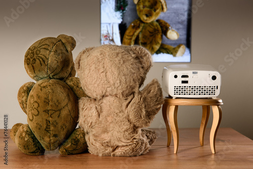 Teddy Bär Pärchen, die mit einem Mini Projektor ihre Fotos ans