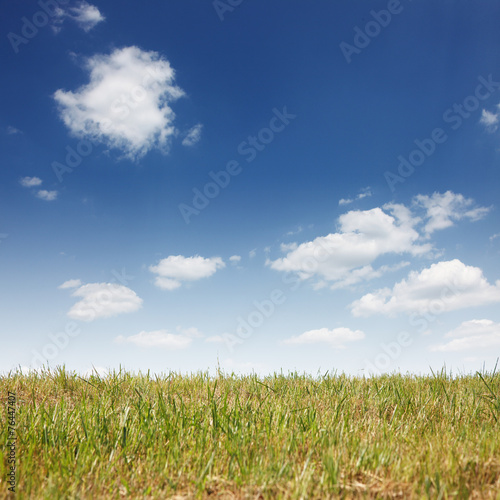 Land und Wolken