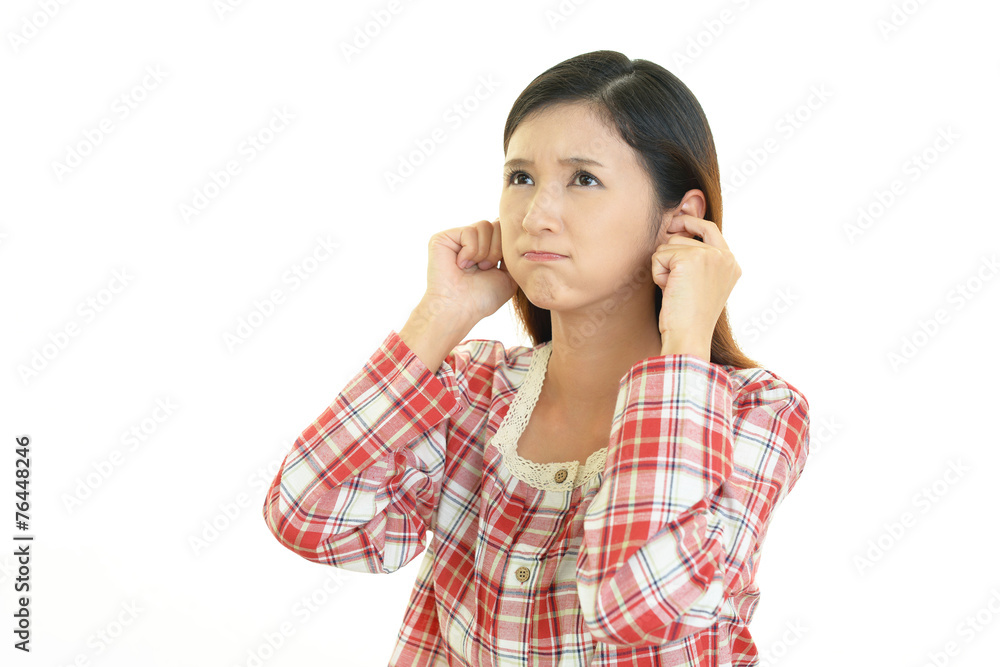耳を押さえる女性 耳を押さえる女性