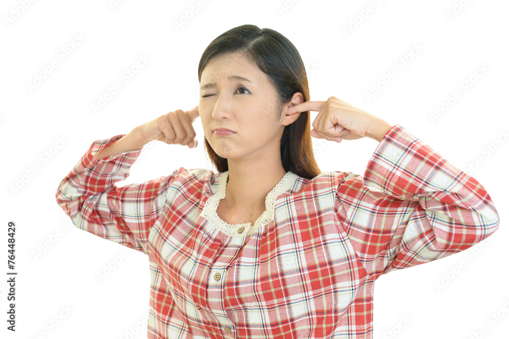 耳を押さえる女性