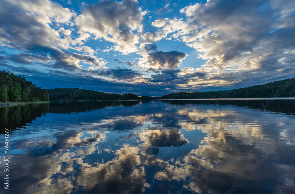 Obraz premium Sunset on Lake Ladoga reflected in the water.