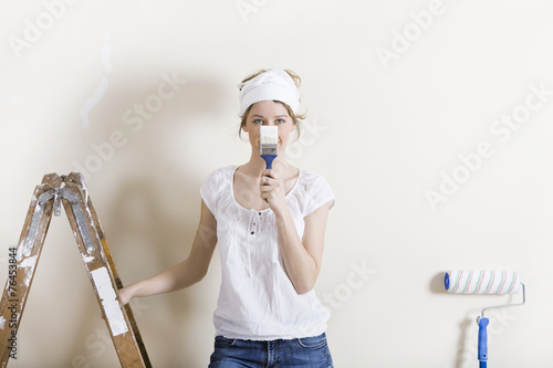 Frau mit Pinsel vor Gesicht