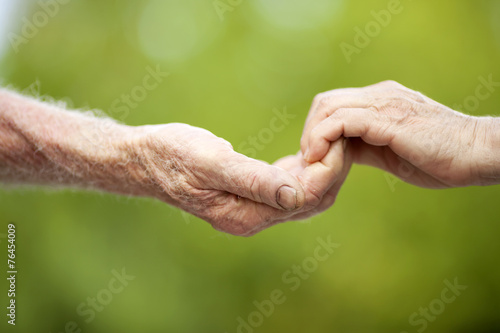 Holdig Senior Hands © ellisia