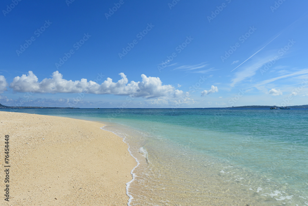 美しい砂浜と爽やかな空