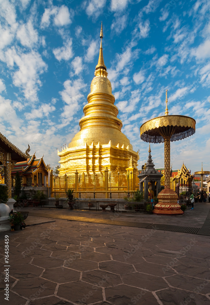 Fototapeta premium Golden Pagoda at Wat Phra That Hariphunchai in Lamphun province,