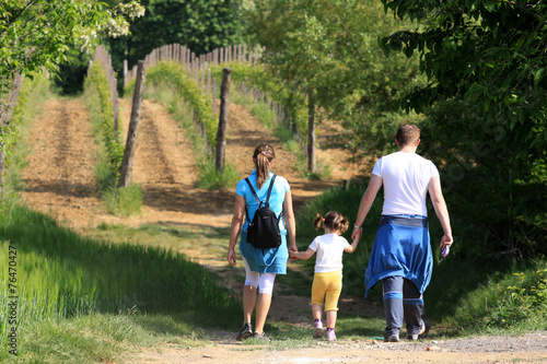 Famiglia che passeggiata in campagna
