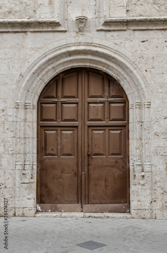 Old wooden entrance door © homydesign