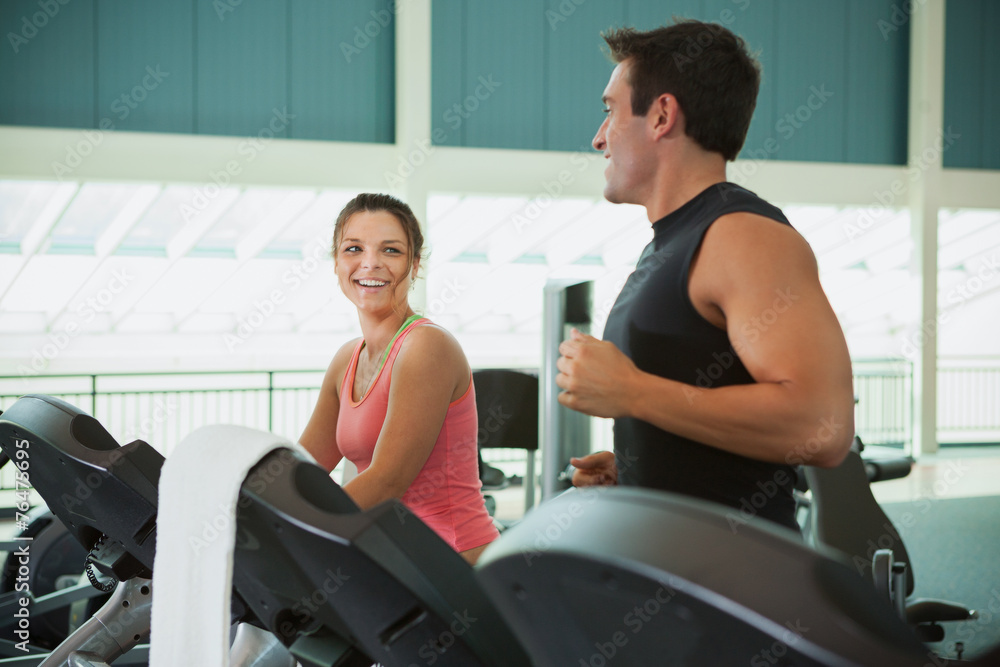 Obraz premium Gym: Friends Talking While Running On Treadmill