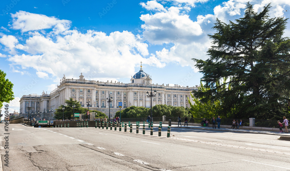 Obraz premium Royal palace with tourists on spring day in Madrid