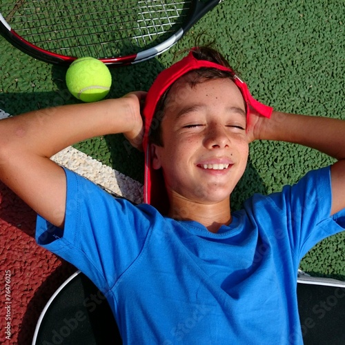 Niño soñando con ser tenista