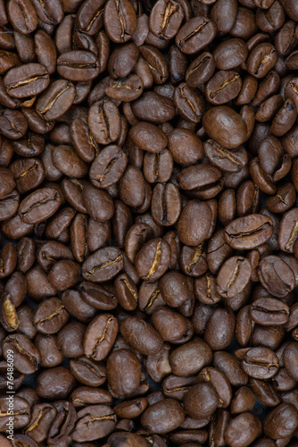 close view on roasted coffee beans © marcin jucha