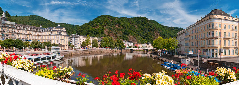 Fototapeta premium Die Kurpromenade von Bad Ems an der Lahn
