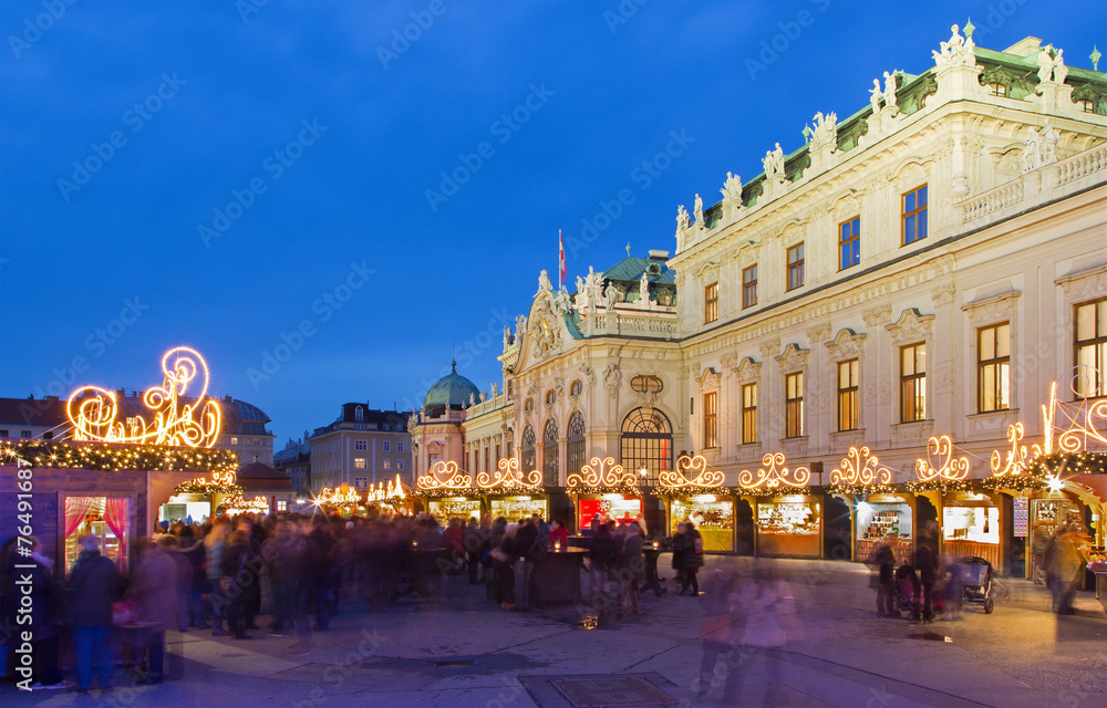 Obraz premium Vienna - Belvedere palace at the christmas market in dusk