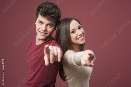Εκτύπωση καμβά Happy young couple pointing