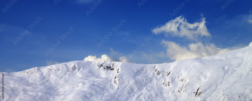 Fototapeta premium Panoramiczny widok na zbocza poza trasami wczesnym rankiem