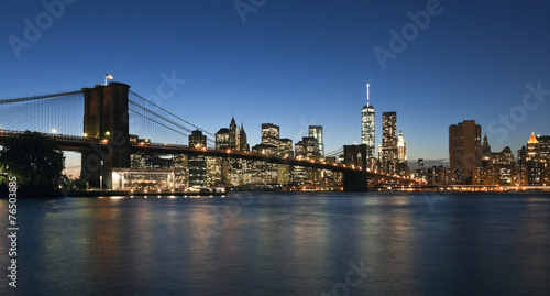 The New York City skyline w Brooklyn Bridge © kropic
