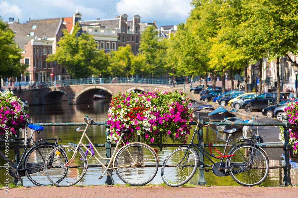 Naklejka premium Rowery na moście nad kanałami Amsterdamu