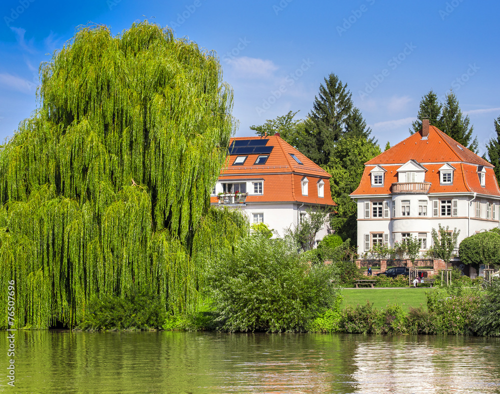 Fototapeta premium Wohnen am Fluss