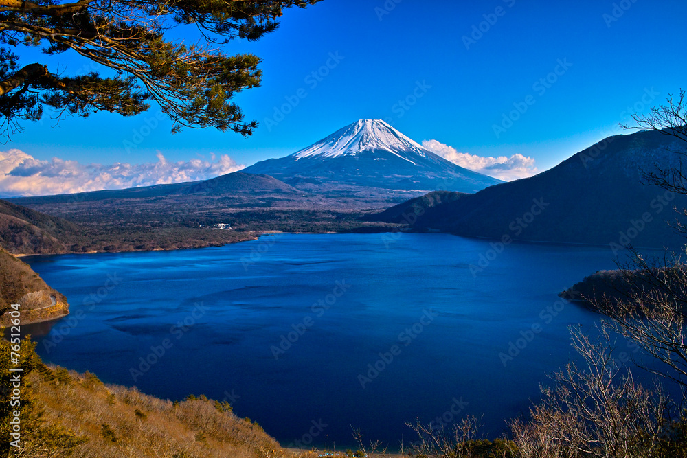 千円札の富士山と本栖湖の風景