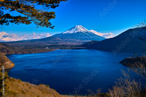 千円札の富士山と本栖湖の風景 © 7maru
