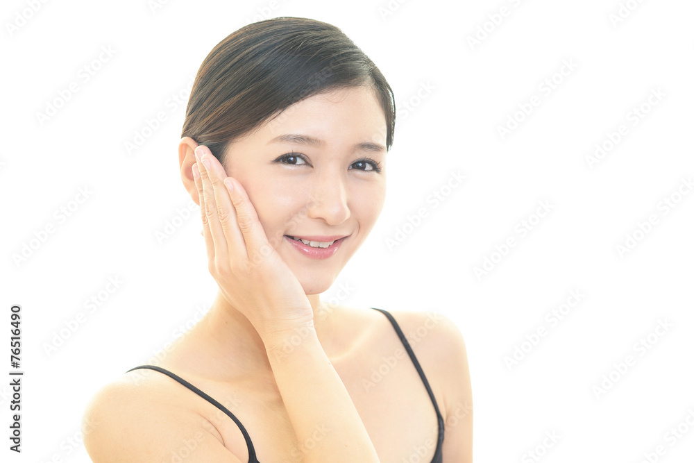 スキンケアをする女性 スキンケアをする女性