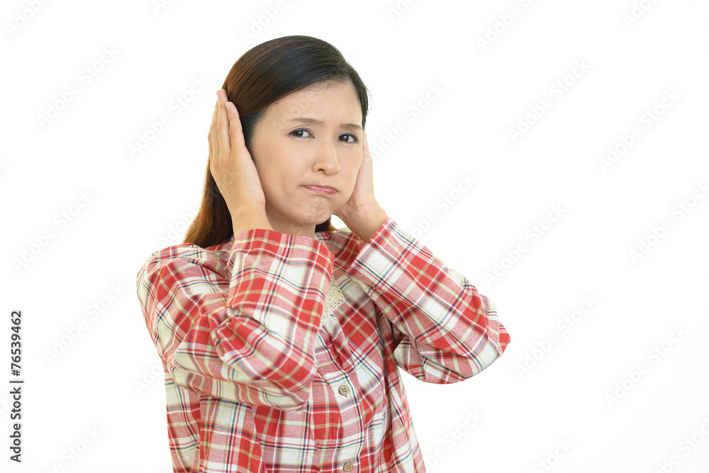 怒った表情の女性 怒った表情の女性