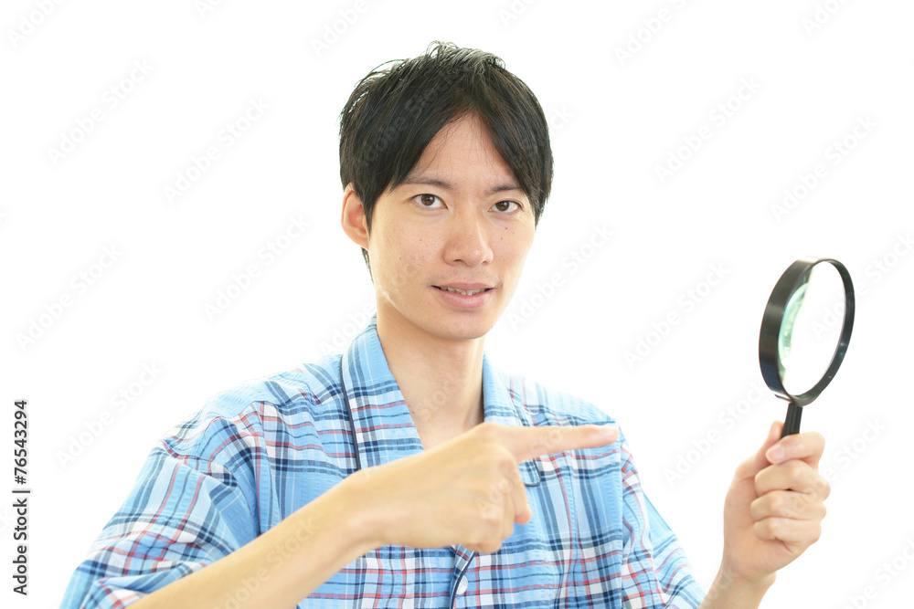 拡大鏡を持つ男性