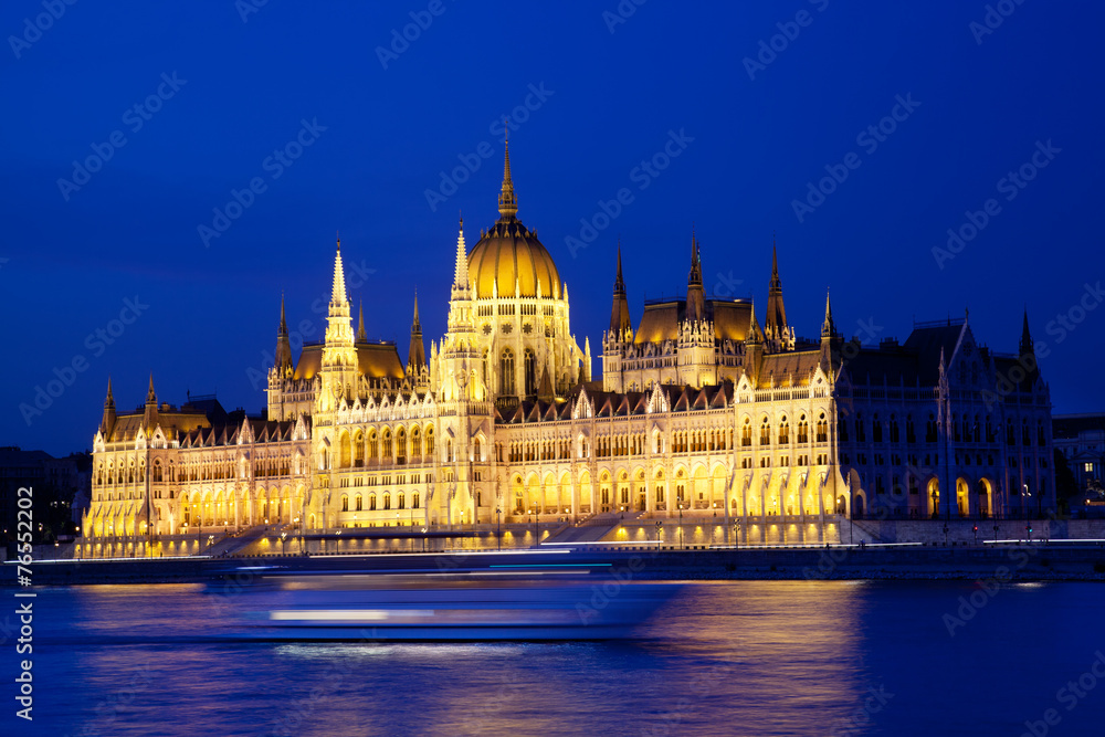 Fototapeta premium Parliament of Budapest at night, Hungary