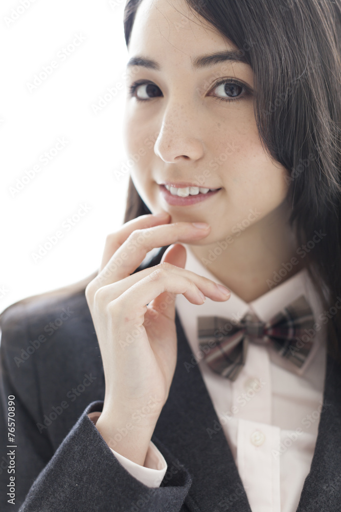 制服姿の女子学生の表情