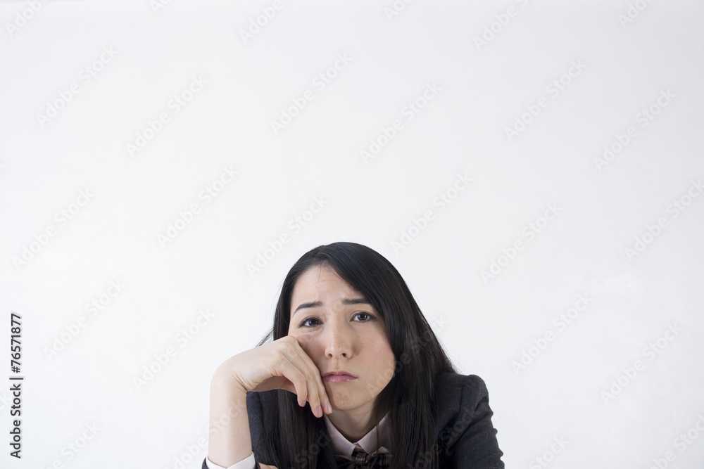 机に座る女子学生 コピースペース