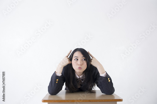 机に座る女子学生 コピースペース © Ni_photo