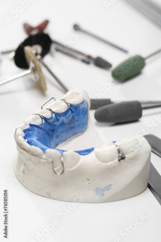 Narzędzia ortodontyczne, aparat ortodontyczny